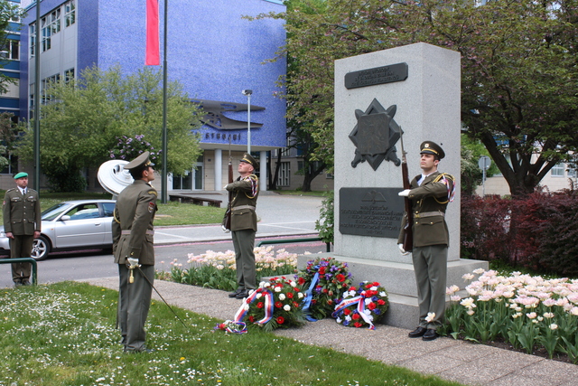 Vojáci Čestné stráže AČR během pietního aktu před pomníkem českoslovenkých zahraničních parašutistů a jejich spolupracovníků v domácím odboji 1939 - 1945