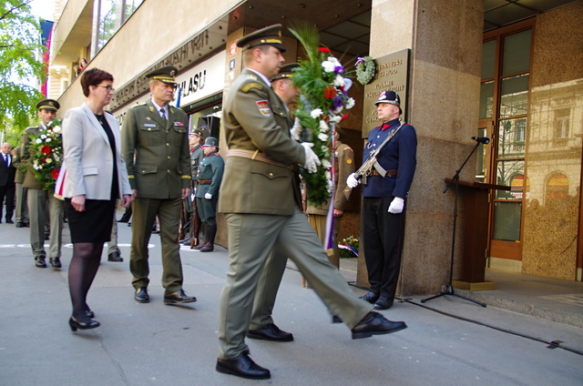 Vojáci přinášejí věnce k ČRo