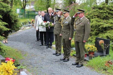 Zástupci armády a města vzdávají hold jednomu z hrdinů