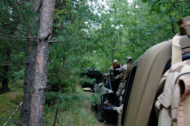 Patrola se musela probíjet náročným terénem při přesunu z Asmaru na základnu sil ISAF