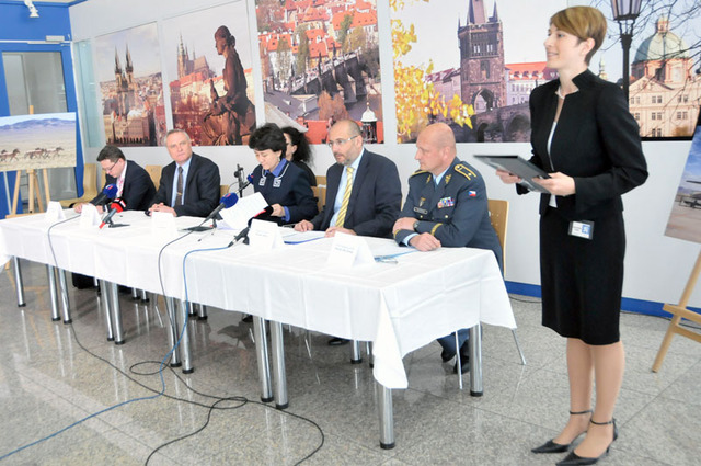 Ze zahájení tiskové konference k Projektu návrat divokých koní, která se uskutečnila na vojenském letišti v pražských Kbelích