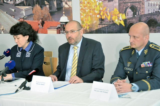 Hlavní aktéři tiskové konference - zleva: ministryně mongolského ministersva životního prostředí Oyun Sanjaasuren, ředitel ZOO Praha Miroslav Bobek a velitel Vzdušných sil české armády generál Libor Štefánik
