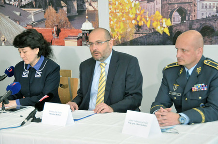 Hlavní aktéři tiskové konference - zleva: ministryně mongolského ministersva životního prostředí Oyun Sanjaasuren, ředitel ZOO Praha Miroslav Bobek a velitel Vzdušných sil české armády generál Libor Štefánik