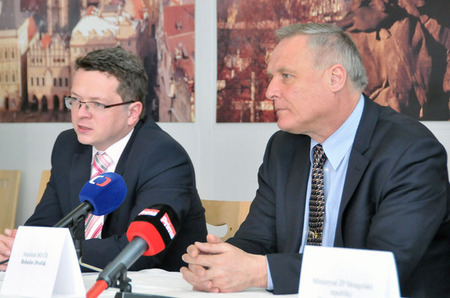 Náměstek ministra životního prostředí ČR Jan Kříž uvedl, že Mongolsko je pro ČR důležitým partnerem v regionu Asie.Na jeden z transportů v roce 2011 přispělo i MŽP ČR. Celá tato aktivita má pozitivní dopad na rozvoj odlehlé oblasti Mongolska, kterou poušť Gobi B je.