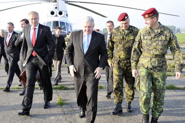 Hosty na vojenském letišti v Prostějově přivítali pověřený ředitel Vojenského zpravodajství generál Rostislav Pilc a velitel 601.skss plukovník Karel Řehka