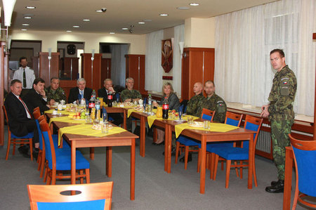 Plukovník Řehka seznámil hosty s posláním, organizací a úkoly, které plnila a plní 601.skupina speciálních sil