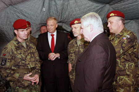 Premiér Jiří Rusnok se živě zajímal o vybavení prostějovských speciálů