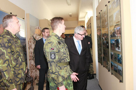 Premiér vlády si s doprovodem se zájmem prohlédl i chloubu speciálů - síň bojových tradic