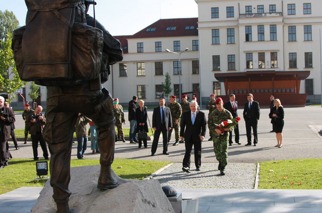 Premiér spolu s velitelem 601.skss položili smuteční kytici k pomníku bývalých příslušníků útvaru, kteří se nedožili dnešních dnů
