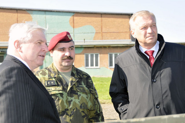 Hosty 102. průzkumného praporu doprovázel jeho velitel podplukovník René Sabela (uprostřed)