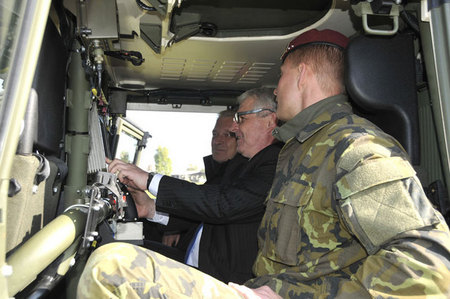 Premiér Jiří Rusnok neváhal zaujmout místo v kabině obrněného vozidla, aby se podrobně seznámil s výzbrojí vojáků 102.průzkumného praporu