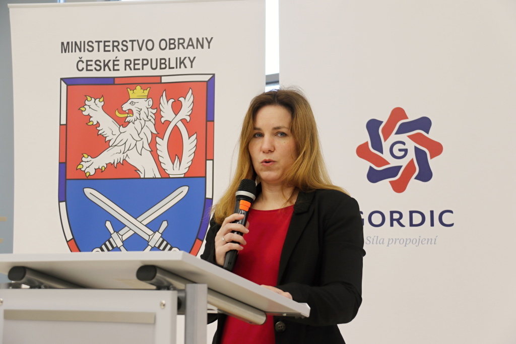 Magdalena Orlovičová ze sekce průmyslové spolupráce Ministerstva obrany při zahájení konference