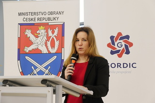 Magdalena Orlovičová ze sekce průmyslové spolupráce Ministerstva obrany při zahájení konference