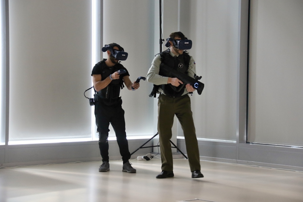 Sál, který ovšem je pro účastníky v brýlích bojištěm s rozličným prostředím