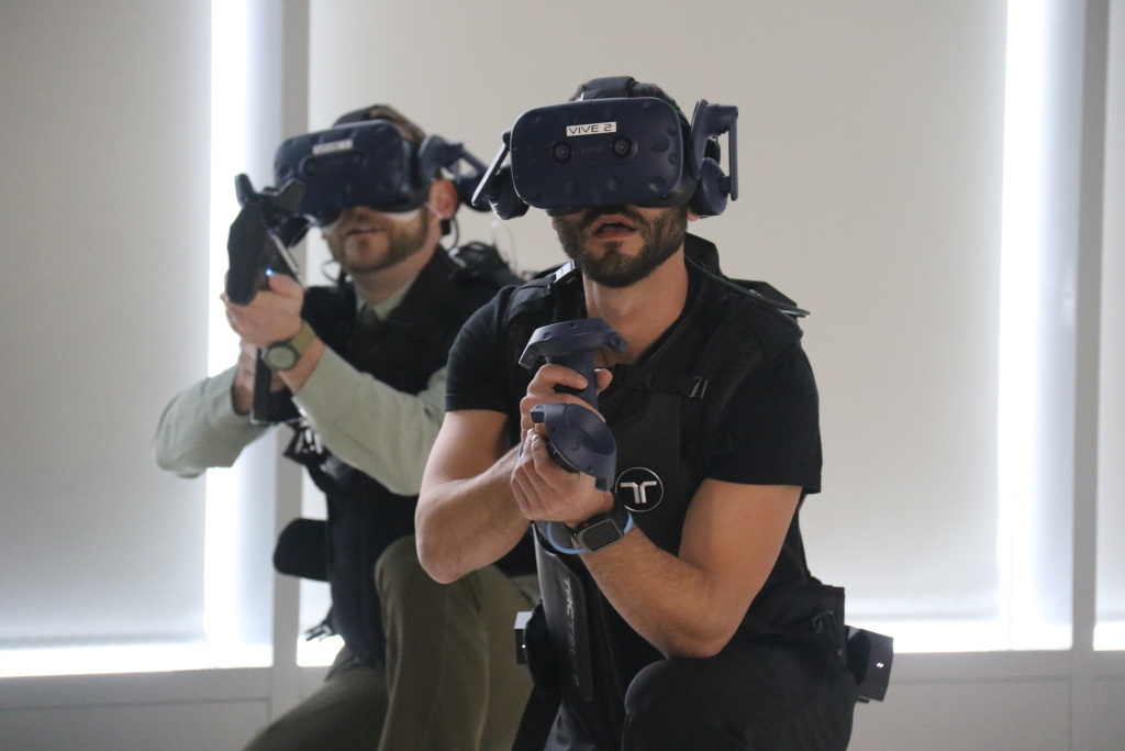 Systém pro potřeby konference byl zjednodušen, využívají se makety zbraní ve skutečné velikosti i se simulací zpětného rázu