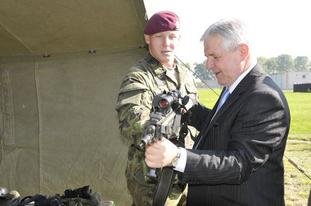 Premiér české vlády navštívil prostějovské vojáky