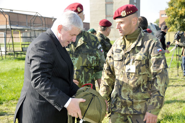 Samozřejmě, že k průzkumníkům patří i padáky. Premiér vlády Jiří Rusnok se seznamuje se záložním padákem