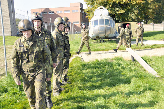 Hosté měli možnost nakouknout do části výcviku výsadkové přípravy