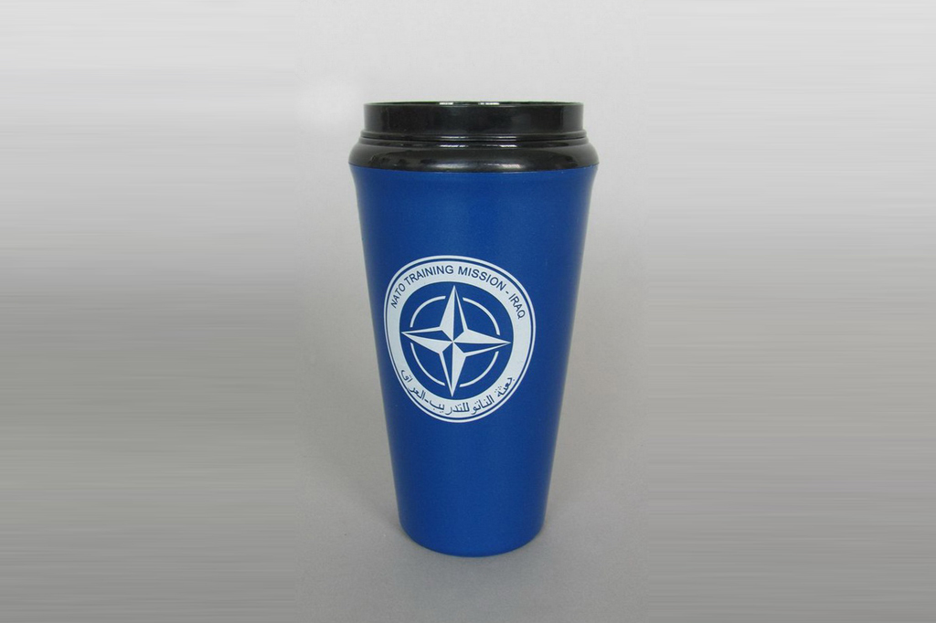 Hrnek výcvikové mise NATO v Iráku NATO Training Mission Iraq NTM I