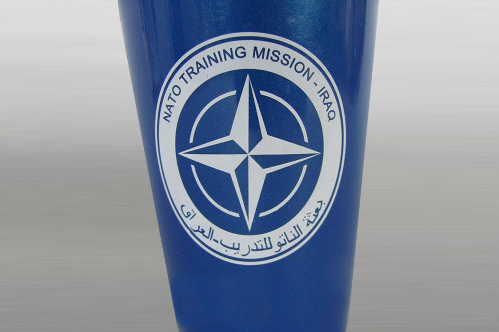 Hrnek výcvikové mise NATO v Iráku NATO Training Mission Iraq NTM I