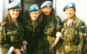 Mise UNPROFOR se zúčastnily i příslušnice AČR. Na snímku zdravotnice v Kninu v roce 1995.