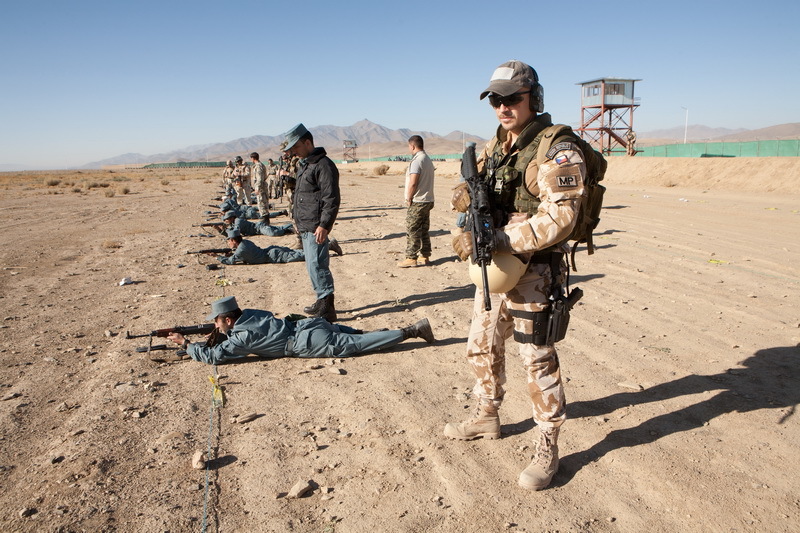 Výcvik afgánských policistů v Národním policejním výcvikovém centru Wardak. Český vojenský policista sleduje frekventanty výcvikového kurzu při střelecké přípravě.