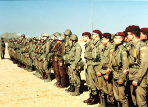 V rámci operace Pouštní bouře působila čs. jednotka na území Saúdské Arábie a Kuvajtu od prosince 1990 do dubna 1991. Záběr na jeden z nástupů československé protichemické jednotky při bojovém rozdílení v táboře 04.