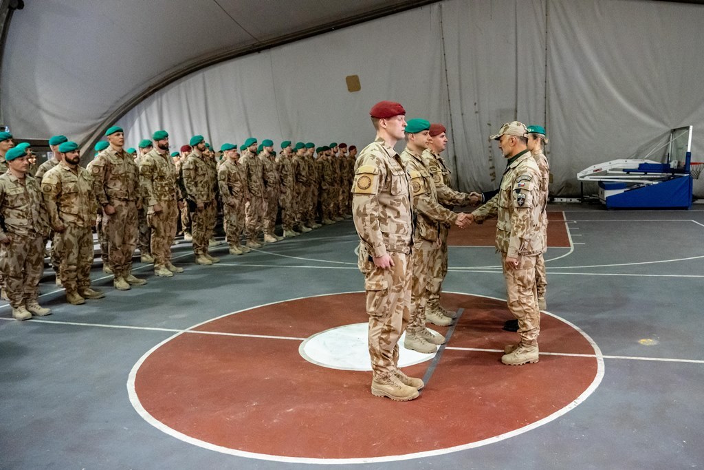 Podplukovník  Vilím předává medaile velení 11. SR BAF.