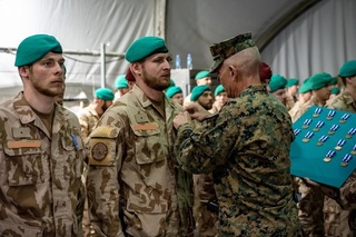 Velitel BAF základny generál Daniel Conley uděluje medaile.