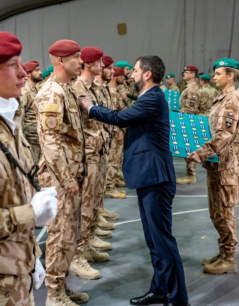 Velvyslanec v Afganistanu Petr Štěpánek uděluje medaile vojákům první čety.