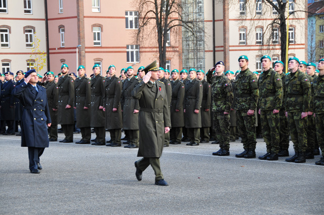 Rektor-velitel UO brigádní generál Bohuslav Přikryl koná přehlídku