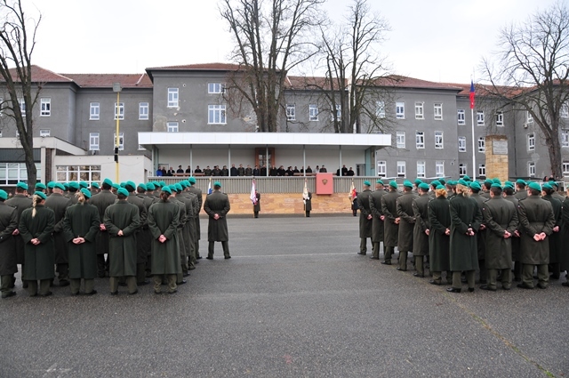 Studenti nastoupení před tribunou