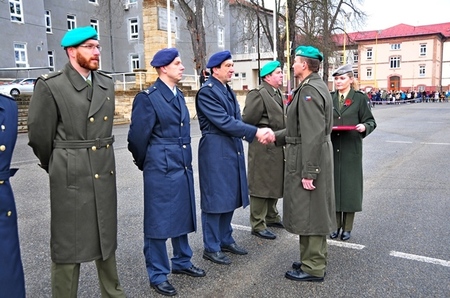 Rektor-velitel brigádní generál Bohuslav Přikryl předává vyznamenání