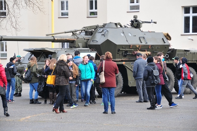 Žáci a studenti brněnských škol si prohlížení bojovou techniku