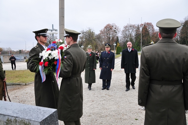 Položení věnce zástupci Univerzity obrany na Ústředním hřbitově v Brně