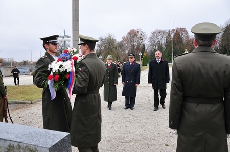 Položení věnce zástupci Univerzity obrany na Ústředním hřbitově v Brně