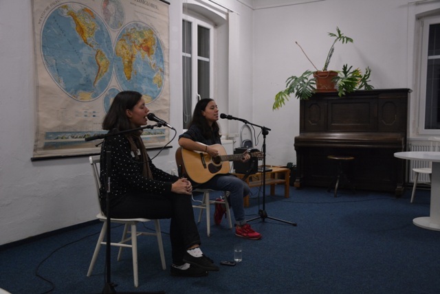  Kulturní večer pro vojáky v místním knihkupectví