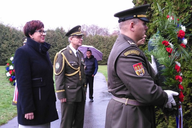 Z pietního aktu na hřbitově v Praze 8 - Ďáblicích