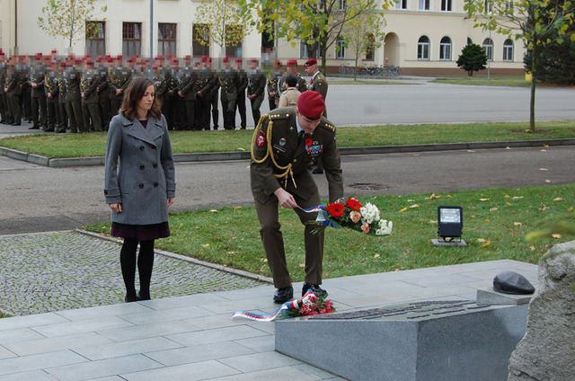 Dcera paní Anity Gard Moravcová při pokládání kytice ředitelem Ředitelství Speciálních sil MO plukovníkem Karlem Řehkou