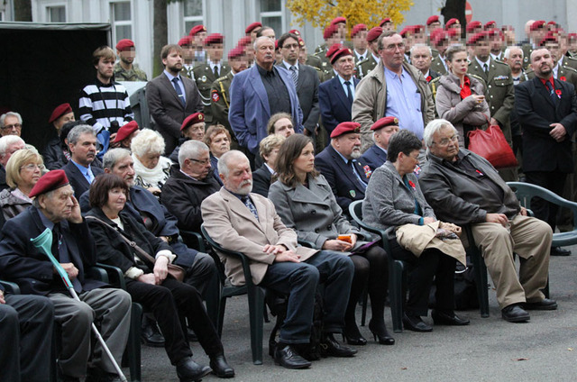  Paní Anita Gard Moravcová s dcerou při křtu knihy „Historie českých speciálních sil“
 