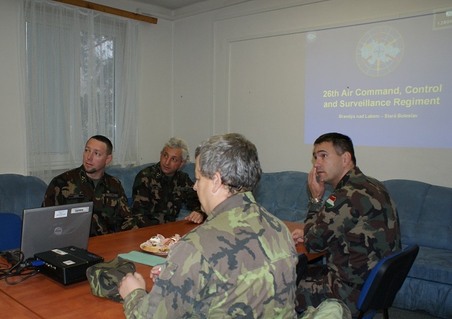  Příslušníci maďarských ozbrojených sil při úvodní prezentaci