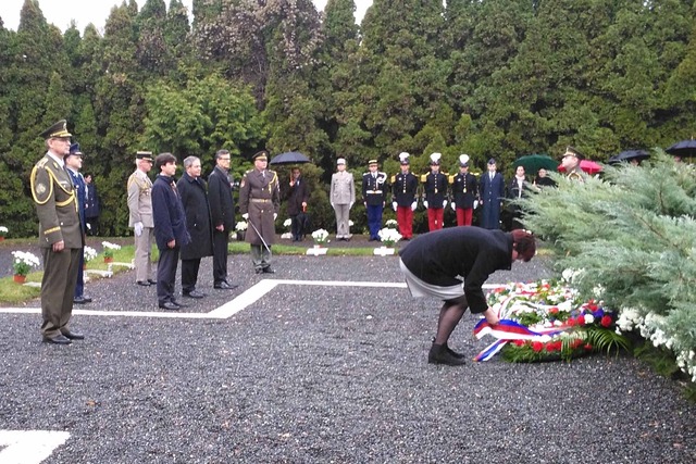 Z pietního aktu na hřbitově v Praze 8 - Ďáblicích