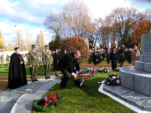 Z pietního aktu na Olšanských hřbitovech, kterého se za resort obrany zúčastnili náměstek Antonín Rada a brigádní generál Pavel Adam 2