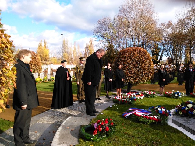 Z pietního aktu na Olšanských hřbitovech, kterého se za resort obrany zúčastnili náměstek Antonín Rada a brigádní generál Pavel Adam 3