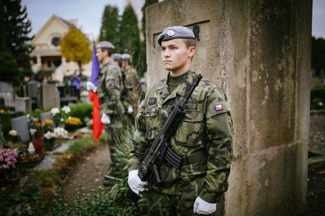 3. Pietní vzpomínka u památníku Hrob v dáli na městském hřbitově v Pardubicích (kpt. Masaříková)