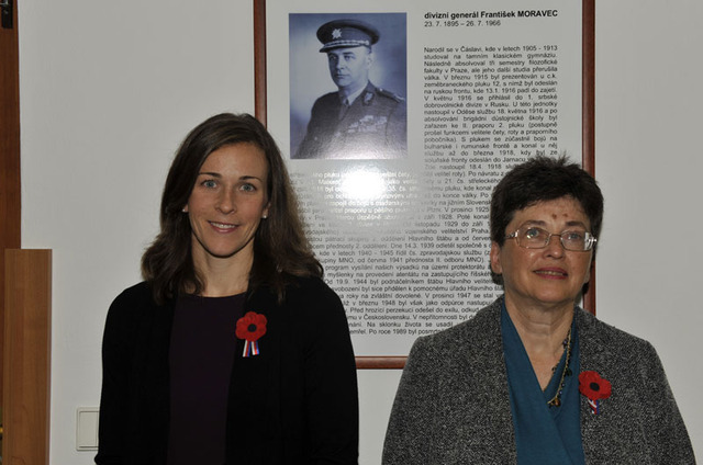  Paní Anita Gard Moravcová s dcerou na Síni tradic Speciálních sil u fotografie svého předka