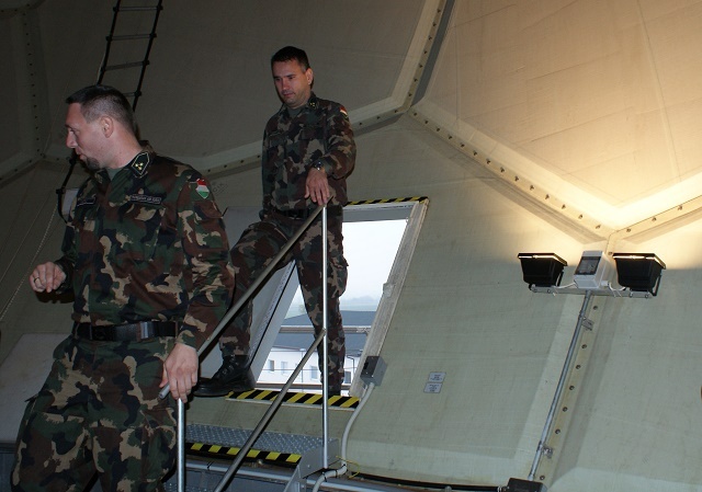  Vstup do radomu z ochozu radarové věže