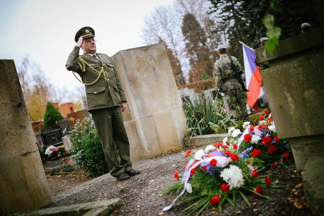 5. Kladení květinových darů v úvodu pietní vzpomínky (kpt. Masaříková)