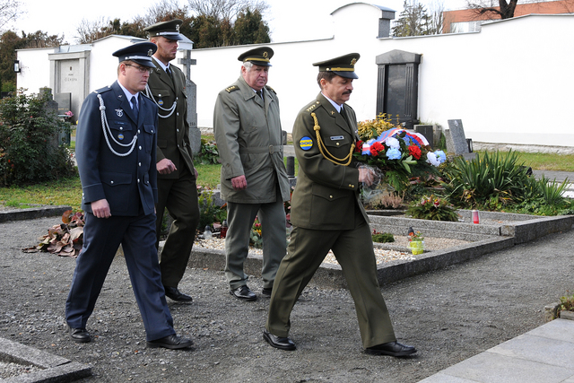Delegace České a Slovenské obce dělostřelecké při posádce Vyškov na vyškovském hřbitově