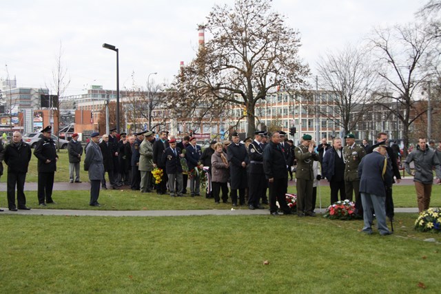 Delegace s květinovými dary